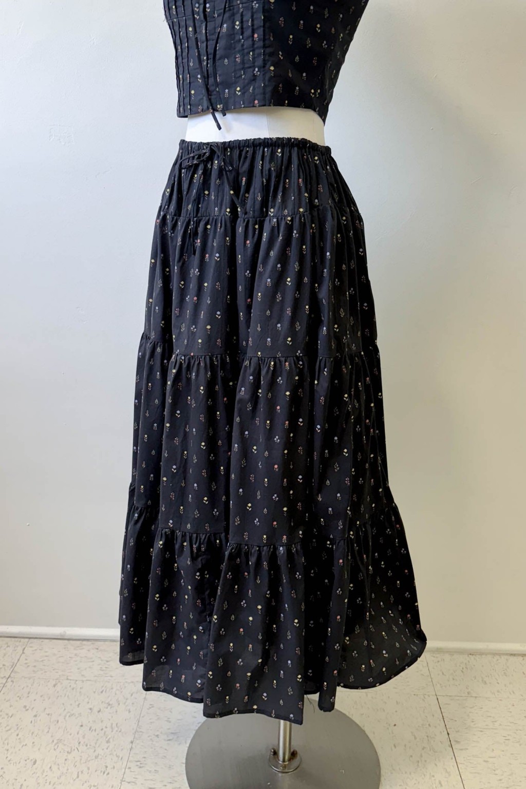 Feminine Floral Midi Skirt with Flowing Fabric for Effortless Style