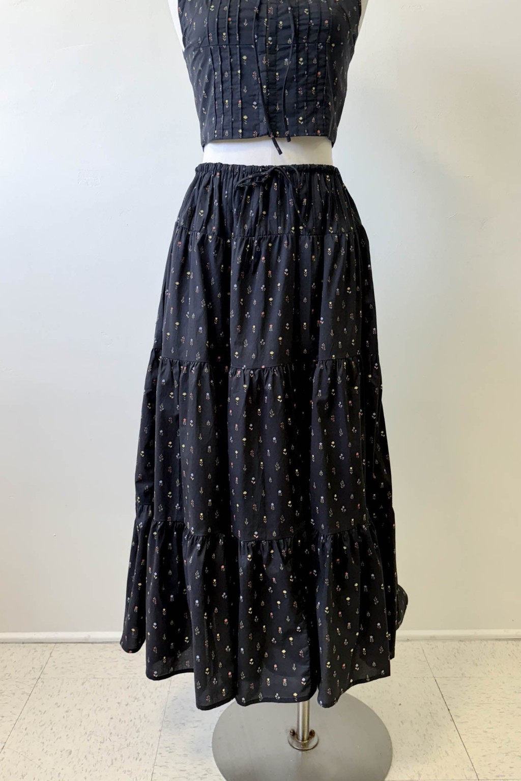 Feminine Floral Midi Skirt with Flowing Fabric for Effortless Style