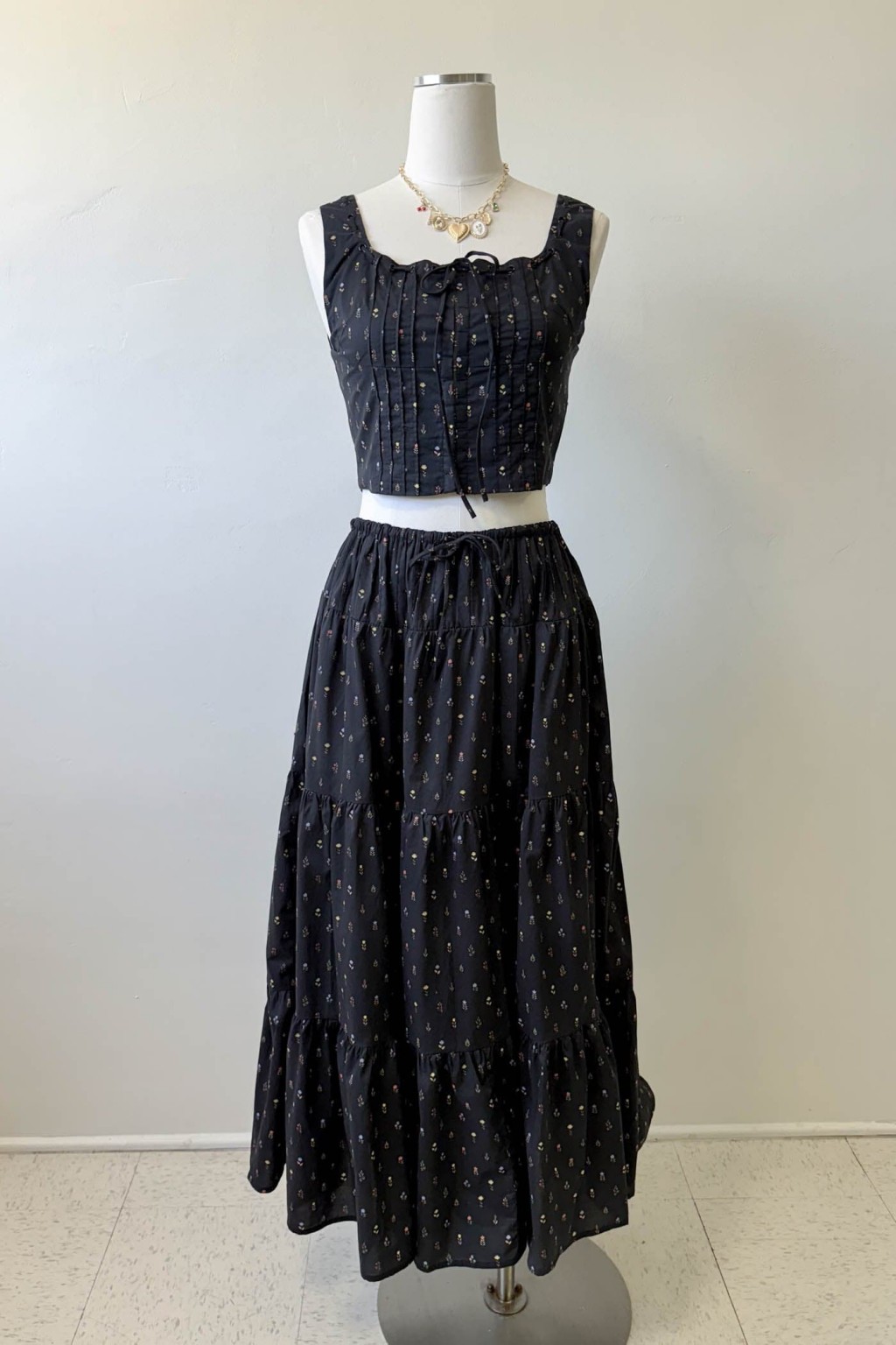 Feminine Floral Midi Skirt with Flowing Fabric for Effortless Style