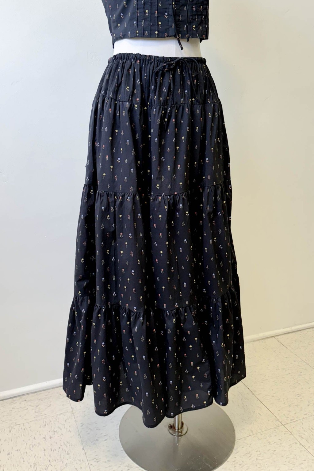 Feminine Floral Midi Skirt with Flowing Fabric for Effortless Style