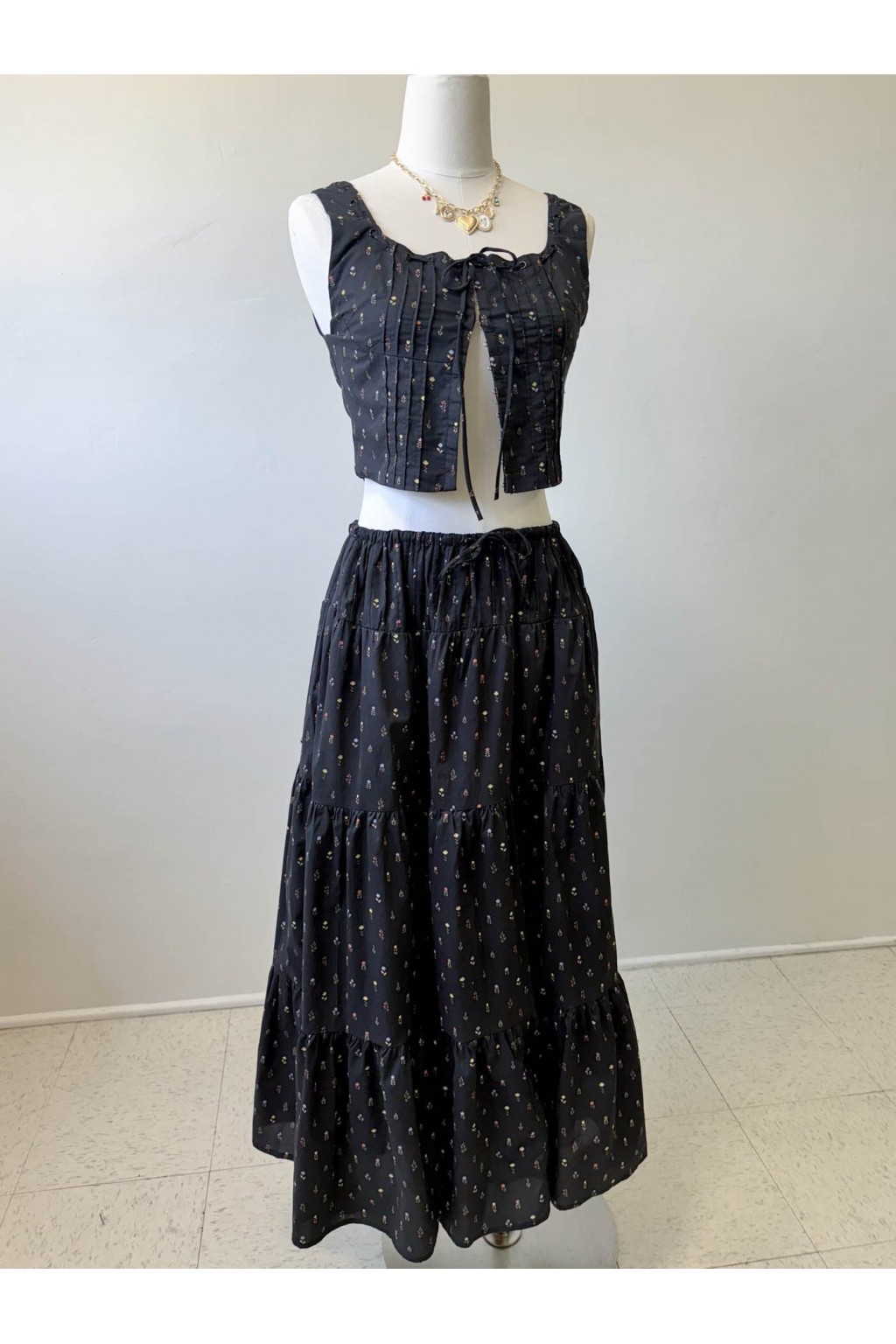 Feminine Floral Midi Skirt with Flowing Fabric for Effortless Style